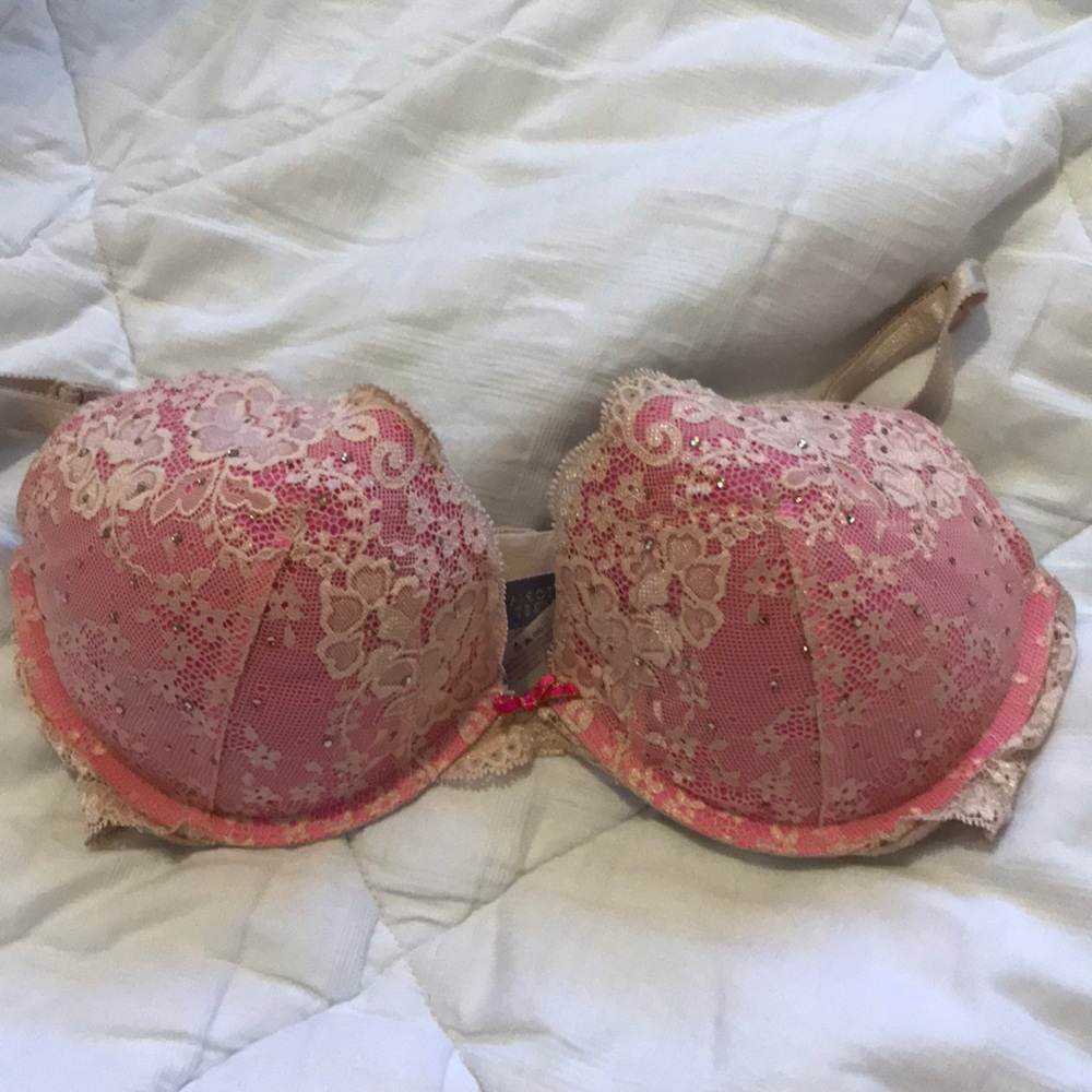 Victoria’s Secret push up bra 34D. Like new